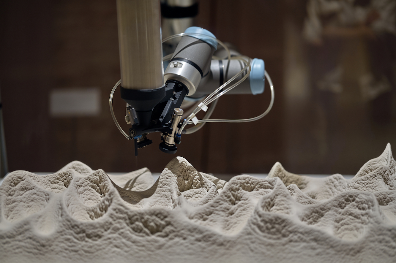 A robotic arm can apply bacteria, the mineral substances for limestone formation and sand to a surface repeatedly, building it up layer by layer. Image: Gerhard Bliedung/ETH Zurich